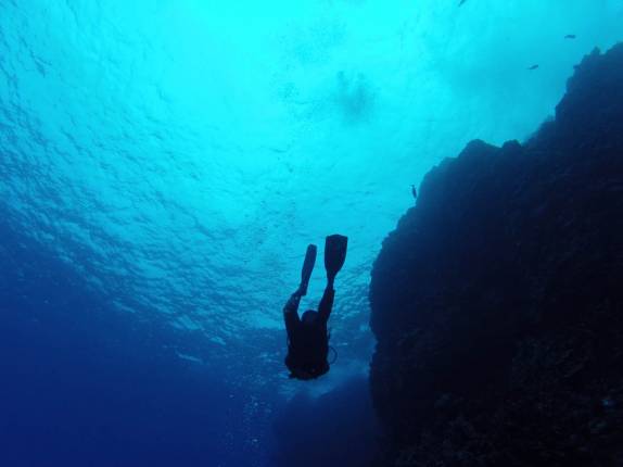 Água absolutamente cristalina, com visibilidadde de 60 metros durante mergulho na Ilha da Páscoa, território chileno no meio do Oceano Pacífico